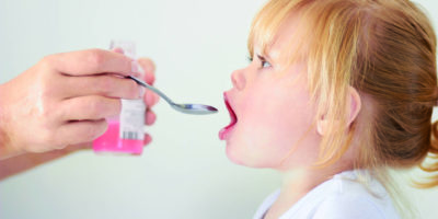 Ein süßes kleines Mädchen mit offenem Mund, um mit einem Löffel gefüttert zu werden: //195.154.178.81/DATA/shoots/ic_781088.jpg
