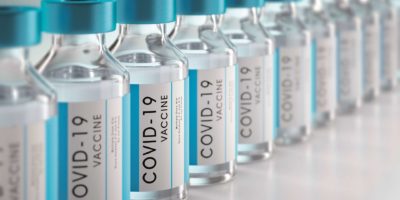 Reihe von Covid-19- oder Coronavirus-Impfstoffflaschen auf weißem Hintergrund