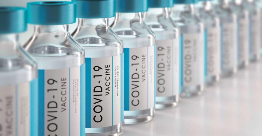 Reihe von Covid-19- oder Coronavirus-Impfstoffflaschen auf weißem Hintergrund