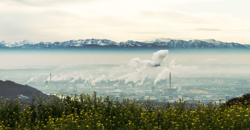 Stadtbild von Linz, Hauptstadt von Oberösterreich. Chemiefabriken der VOEST Alpinen und Österreichischen Zentralalpen sichtbar.