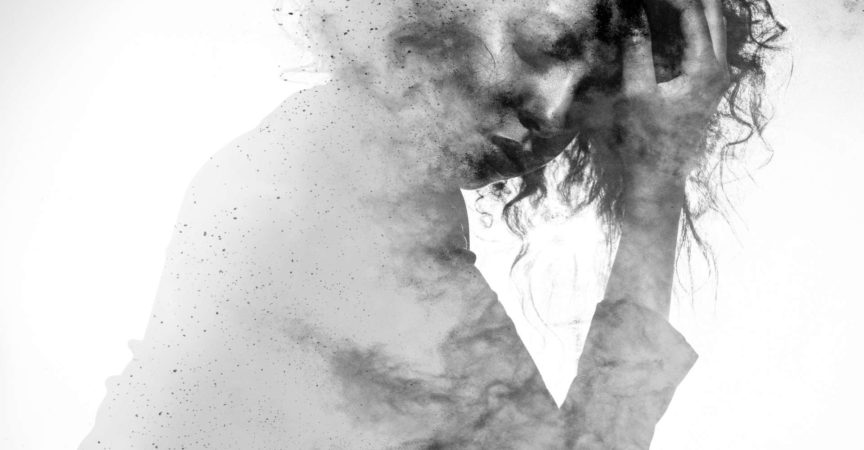 Subtile Frauenform in einer unglücklichen Pose, doppelt belichtet mit einem monochromen Farbspritzer-Fotoeffekt