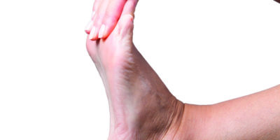 Schmerzen im fuß. Massage weiblicher Füße auf grauem Hintergrund
