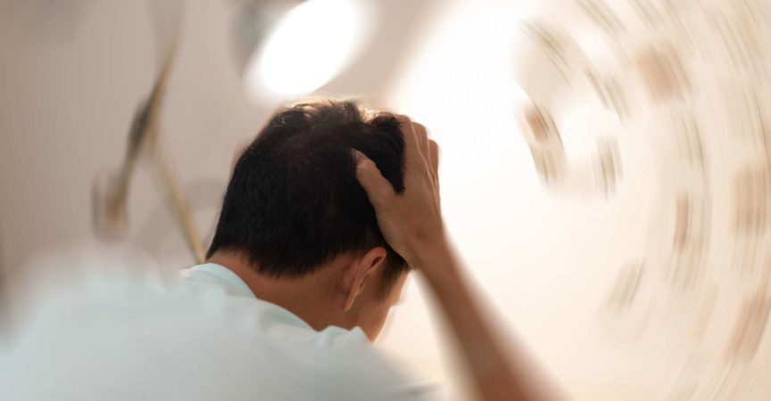 Konzept der Schwindelkrankheit. Mann Hände auf den Kopf fallen Kopfschmerzen Schwindelgefühl Drehschwindel, ein Problem mit dem Innenohr, dem Gehirn oder der sensorischen Nervenbahn.