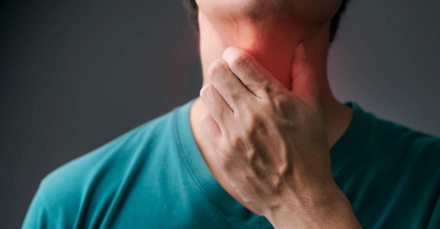Unglücklicher asiatischer Mann, der seine Hand an seinem Hals berührt und an Drüsenentzündung leidet. Erwachsener Mann fühlt sich schlecht an Halsschmerzen und krank von Erkältung, Grippe. Halsschmerzen, Krankheit, Gesundheitswesen und medizinisches Konzept.
