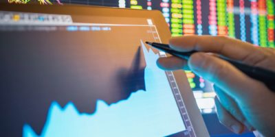 Geschäftsmannanalyse Aktiendiagramm in der Krise Covid-19 für Investitionen in den Aktienmarkt und Finanzgeschäftsplanung selektive Aktien für Börsencrash und Finanzkrise