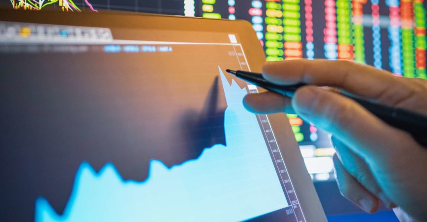 Geschäftsmannanalyse Aktiendiagramm in der Krise Covid-19 für Investitionen in den Aktienmarkt und Finanzgeschäftsplanung selektive Aktien für Börsencrash und Finanzkrise