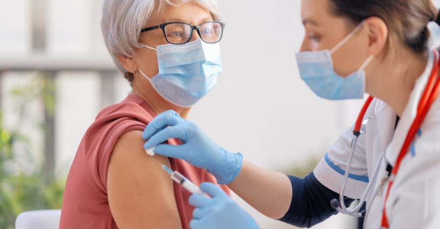Doktor, der eine ältere Frau impft. Virus Schutz. COVID-2019.