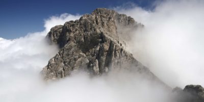Mytikas - der höchste Gipfel des griechischen Olymps, umgeben von Wolken.