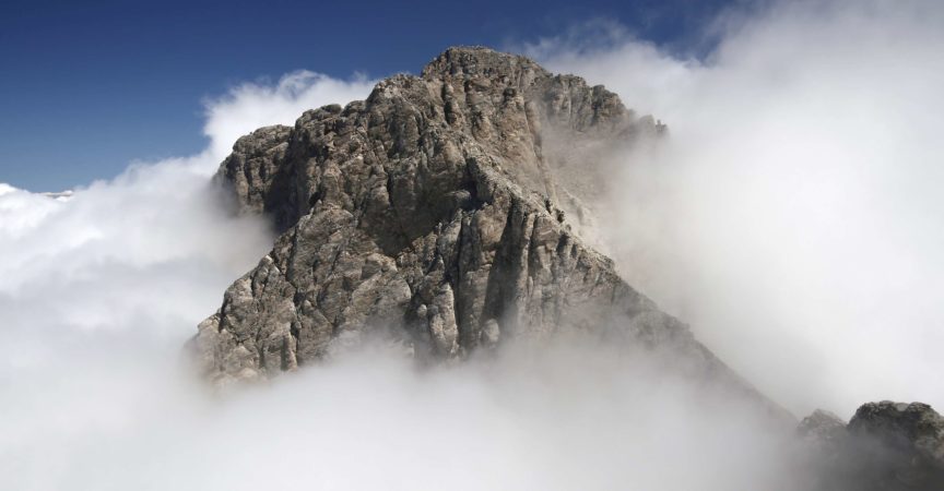 Mytikas - der höchste Gipfel des griechischen Olymps, umgeben von Wolken.