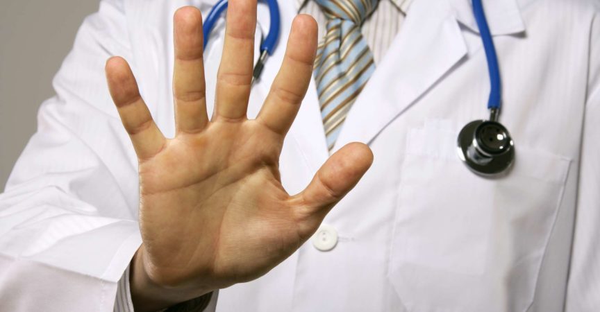 Doktor, der seine Handfläche zeigt.