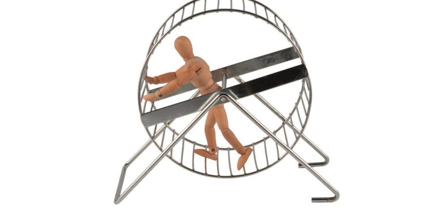 im Laufband gefangen – Holzpuppe ohne Tor