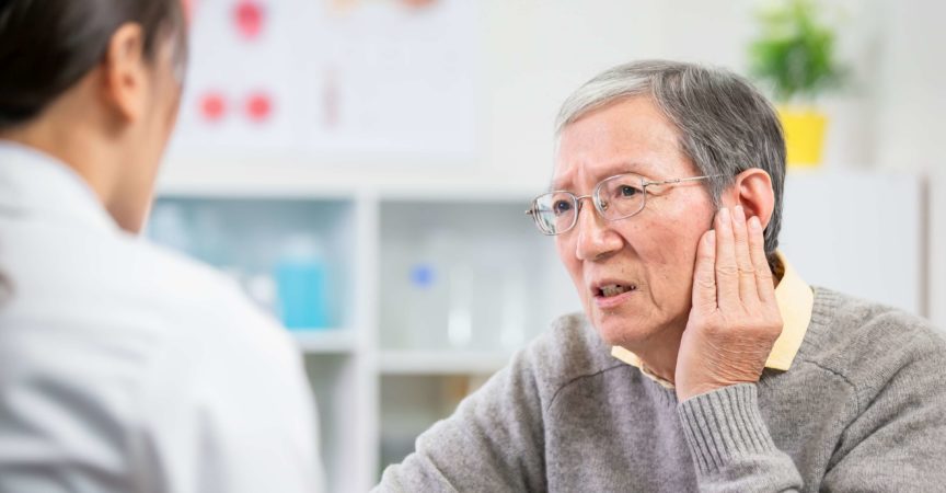 ältere Patienten gehen zum HNO-Arzt und beschweren sich über Ohrenschmerzen