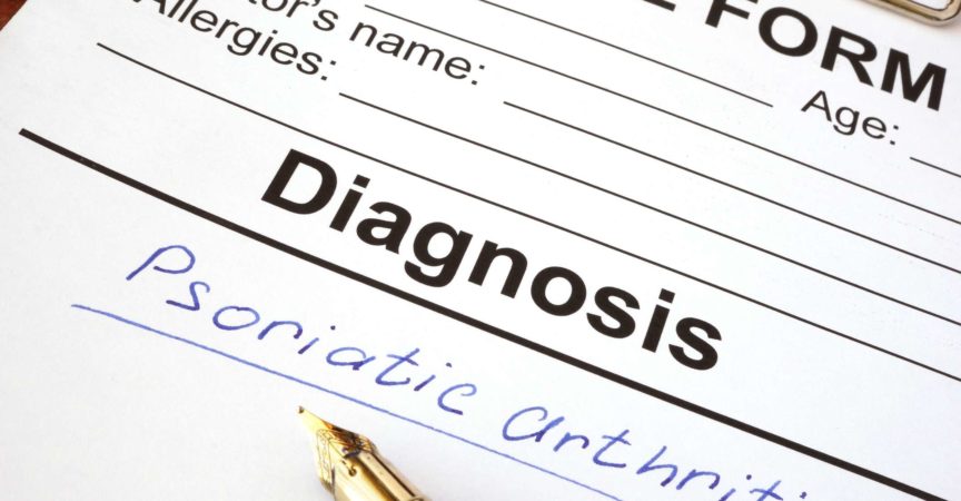 Medizinisches Formular mit Diagnose Psoriasis-Arthritis auf einem Tisch.