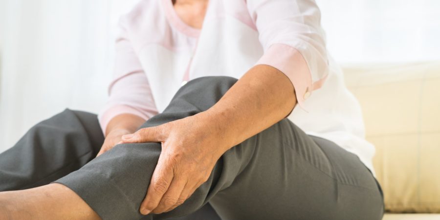 Beinschmerzen der älteren Frau zu Hause, Gesundheitsproblem des Seniorenkonzepts