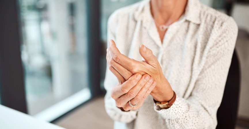 Nahaufnahme einer nicht erkennbaren Geschäftsfrau, die sich bei der Arbeit in einem Büro in der Hand unwohl fühlt discomfort