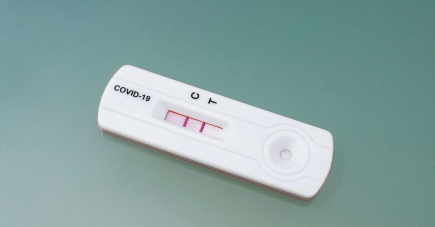Positives Testergebnis durch Verwendung des Schnelltests für Covid-19, schneller schneller Antikörper.