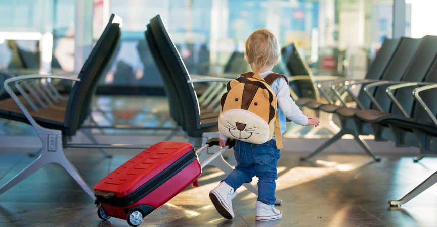Kinder, die zusammen reisen, am Flughafen warten, um das Flugzeug zu besteigen