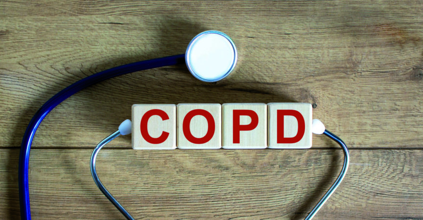COPD medizinisches Konzept. Holzwürfel mit der Aufschrift ‚COPD – chronisch obstruktive Lungenerkrankung‘, Stethoskop. Schöner hölzerner Hintergrund. Platz kopieren.