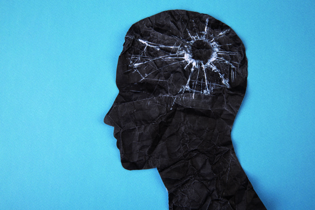 Symbol für Gehirnstörung, das von einem menschlichen Kopf aus Formpapier dargestellt wird. Kreative Idee für Alzheimer, Demenz, Gedächtnisverlust und psychische