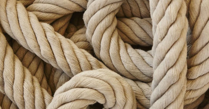 Dickes Seil mit Schlaufen. Meereshintergrund. Horizontal