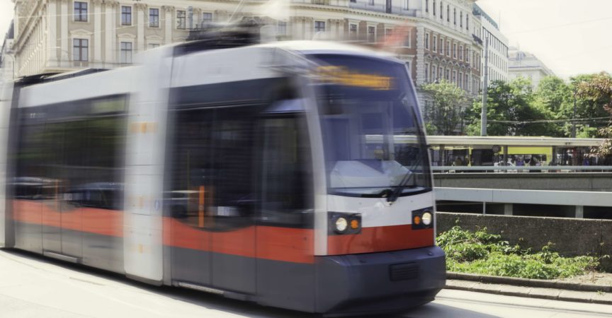 Straßenbahn in Bewegung im Zentrum der zentralen Teile von Wien, Österreich.