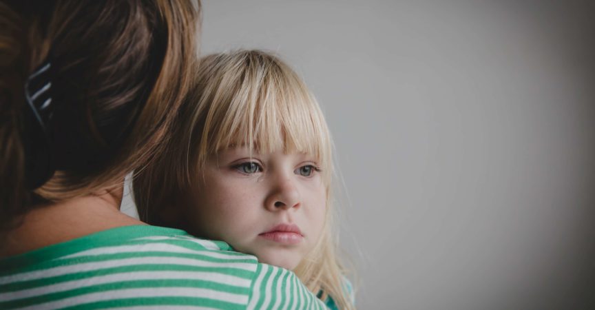 trauriges weinendes kleines Mädchen, das Mutter, Elternschaft und Schutz umarmt