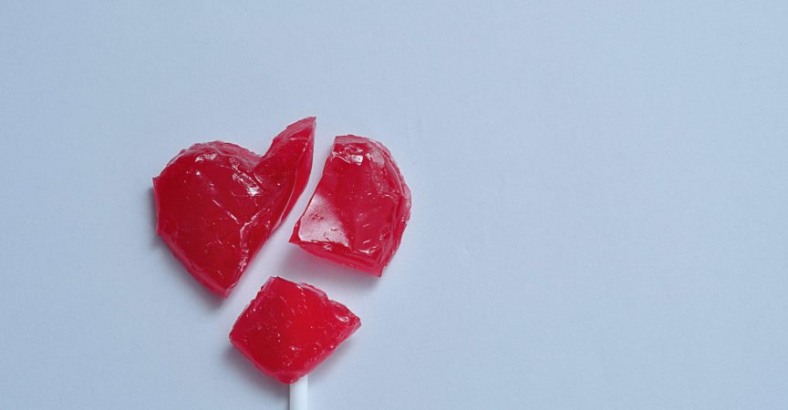 Ein gebrochenes rotes Herz-Lutscher als Symbol für ein gebrochenes Herz
