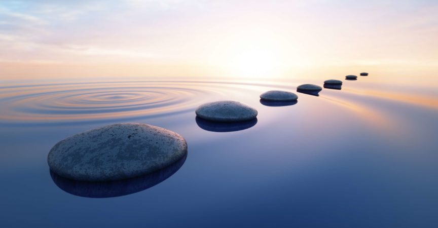Reihe von Steinen in ruhigem Wasser im weiten Ozeankonzept der Meditation - 3D-Darstellung