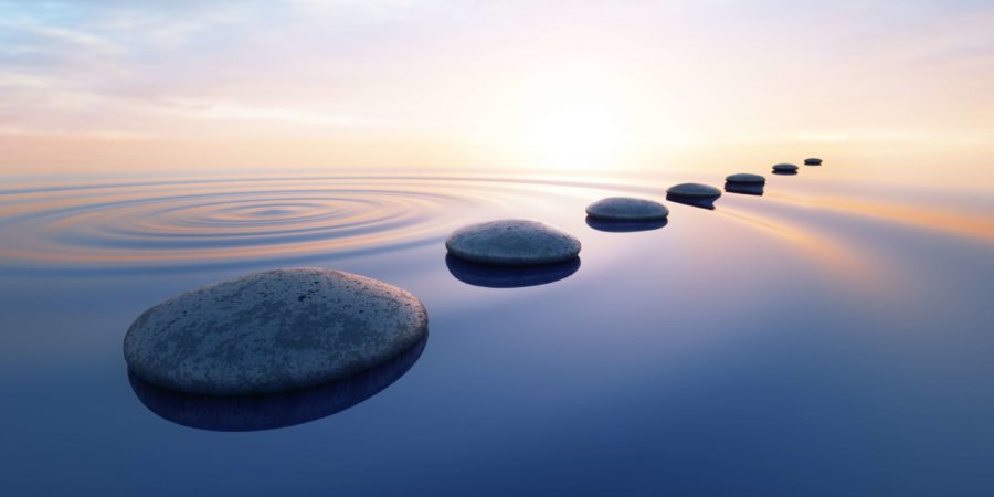 Reihe von Steinen in ruhigem Wasser im weiten Ozeankonzept der Meditation - 3D-Darstellung