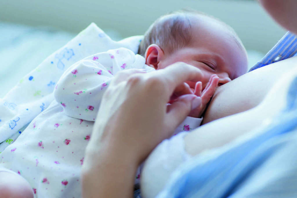 Vorteile des Stillens für Neugeborene. glückliche Mutterschaft. Familienwerte.