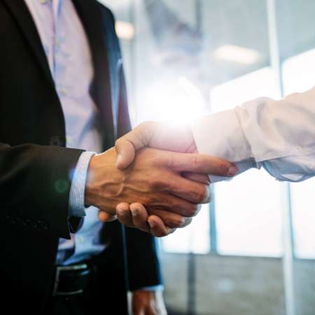 Business-Partnerschaft-Treffen-Konzept. Nahaufnahme von erfolgreichen Geschäftsleuten Handshaking nach gutem Geschäft.