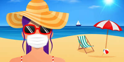 Junge Frau mit Maske am Strand