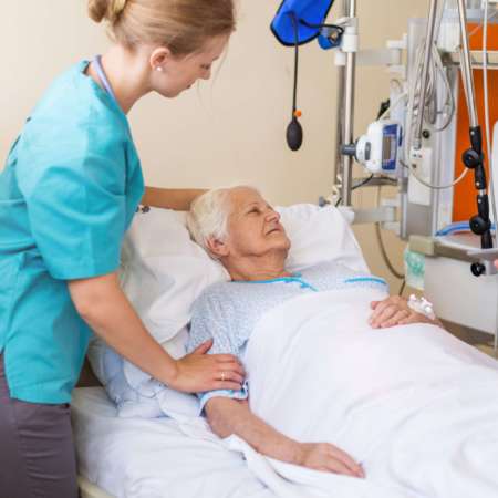 Älterer Patient im Krankenhausbett