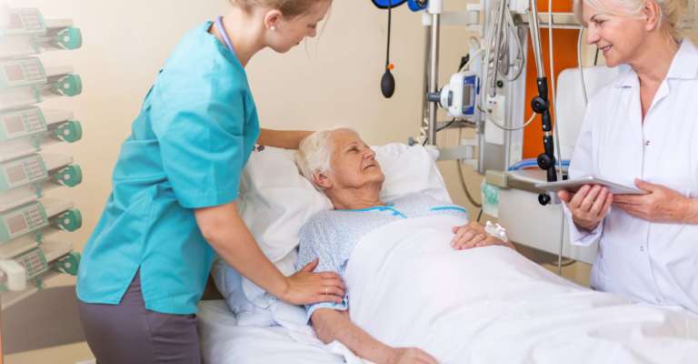 Älterer Patient im Krankenhausbett