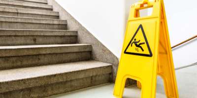 Achtung nasser Boden Schild an einer Treppe