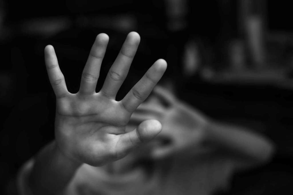 Junge, der STOP-Geste mit seiner Hand zeigt. Konzept der häuslichen Gewalt und des Kindesmissbrauchs. Platz kopieren