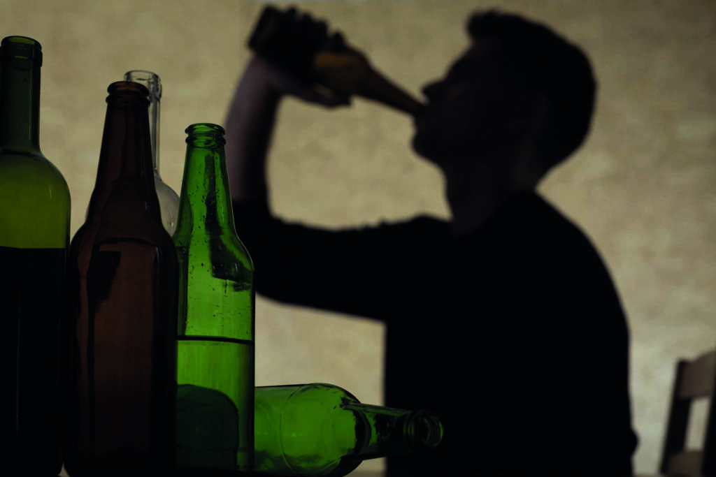 Alkoholismus unter jungen Leuten - Teenager, der Bier trinkt