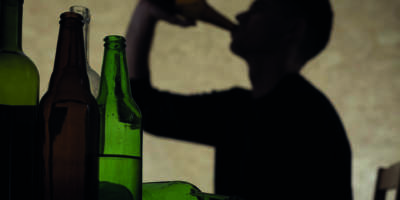 Alkoholismus unter jungen Leuten - Teenager, der Bier trinkt