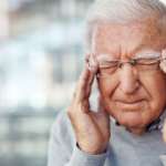 Abgeschnittene Aufnahme eines älteren Mannes, der an Migräne leidet