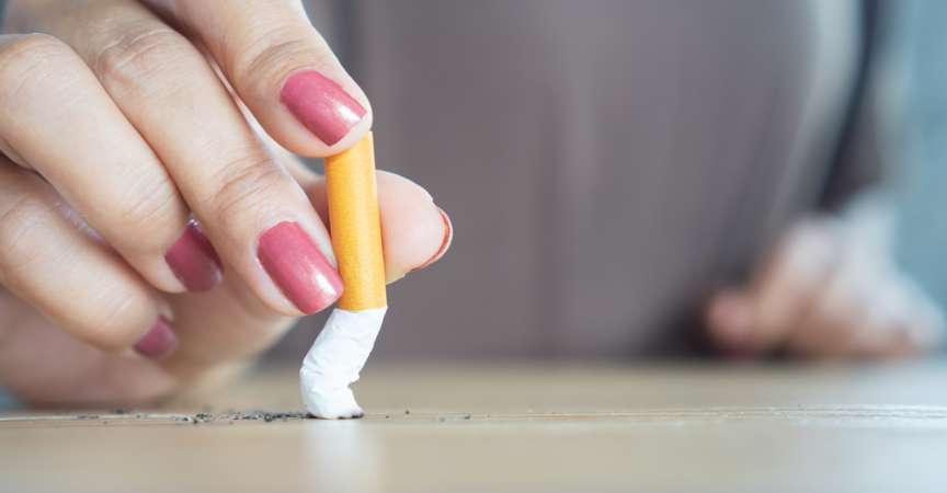 Nahaufnahme der Frau, die die Zigarette zerstört, das Konzept zu rauchen?