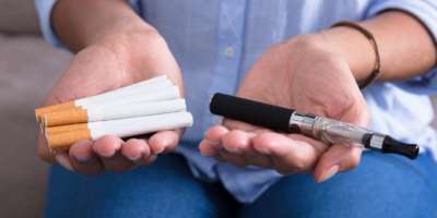 Nahaufnahme der Frau mit elektronischer Zigarette in der Hand