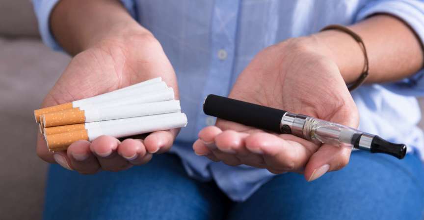 Nahaufnahme der Frau mit elektronischer Zigarette in der Hand