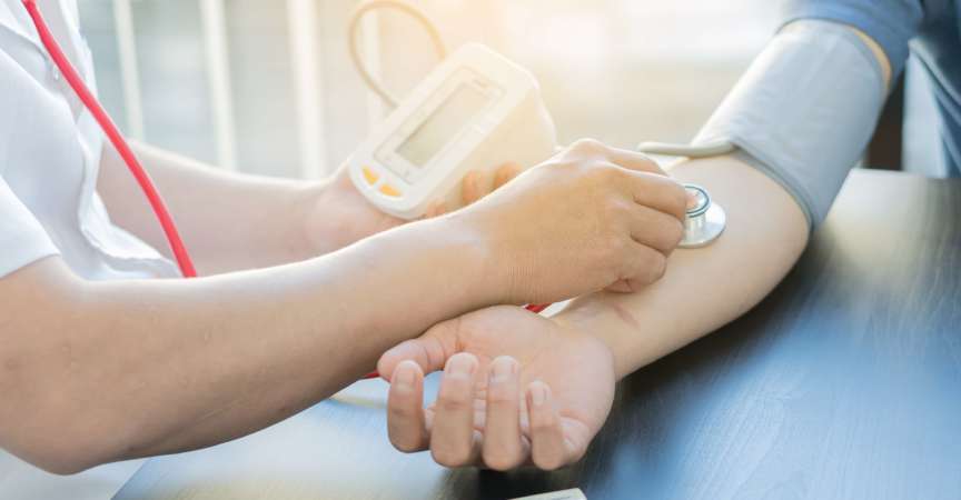 Ärzte, die den Druck von jungen Männern und Ärzten überprüfen
