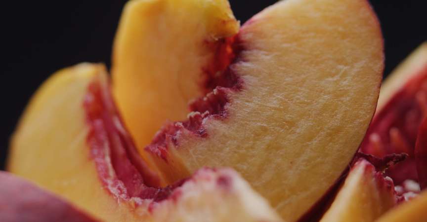 Frisch geschnittener Pfirsich extreme Nahaufnahme
