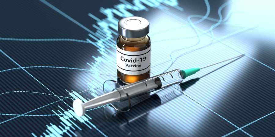 Coronavirus Covid-19 Impfstoff und Spritze auf blauem Finanzdiagrammhintergrund