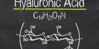 Tafel mit der chemischen Formel von Hyaluronsäure