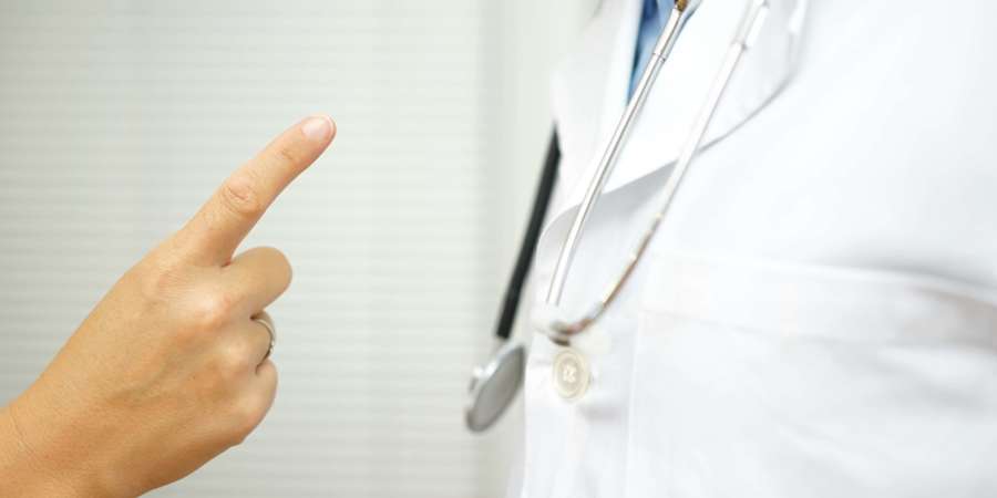 der patient ist wegen eines medizinischen fehlers wütend auf den arzt