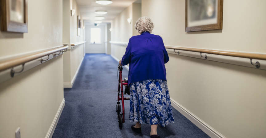 Seniorin mit Gehhilfe