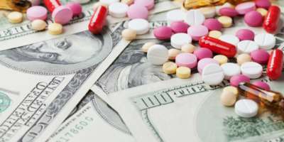 kosten medikament und behandlungskonzept, tabletten tabletten mit bargeld