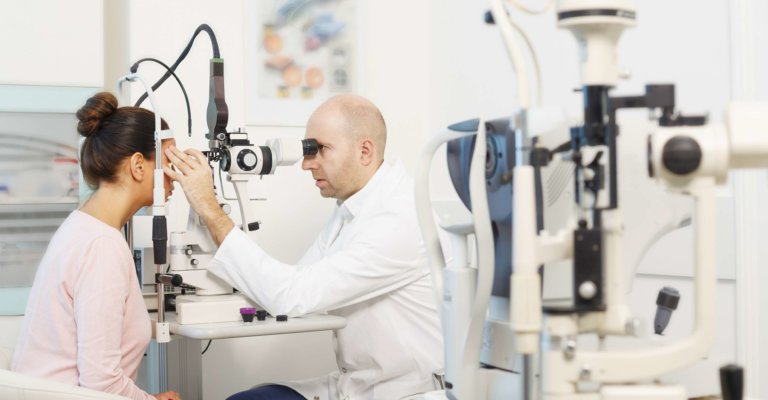 Beim Optiker Augenheilkunde Arzt Augenarzt Optometrist medizinische Augenuntersuchung